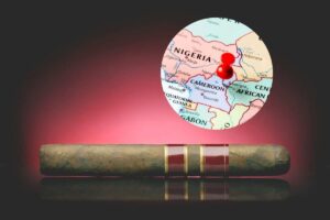 sigaro e nel cerchietto la mappa del camerun