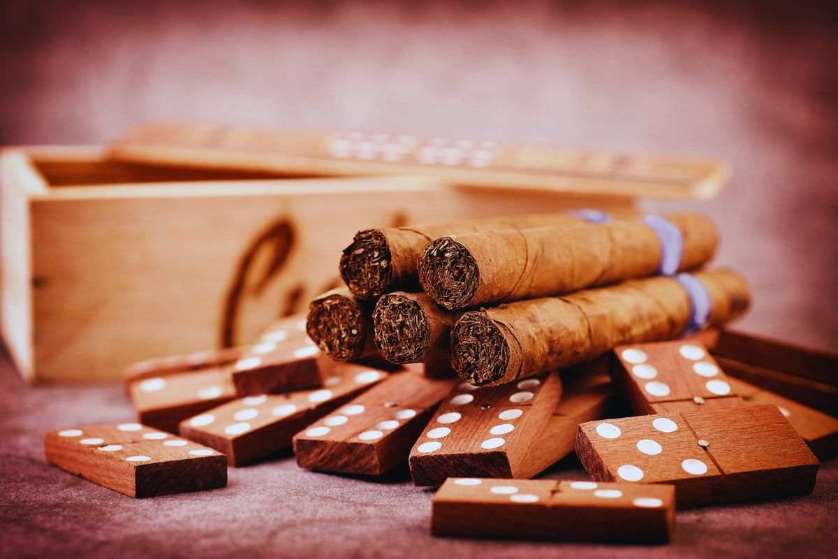 sigari e pezzi del domino